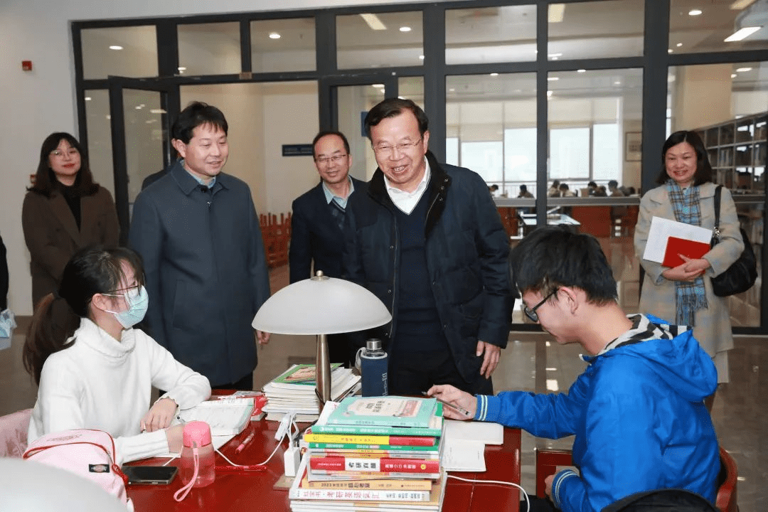 江苏科技大学校长周南平慰问2023届考研学子